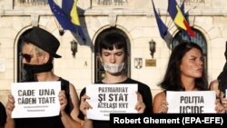 Activiști feminiști care protestează împotriva felului în care autoritățile s-au ocupat de Cazul Carcal