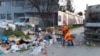 Работници од ЈП Комунална хигиена-Скопје“ собираат и транспортираат комуналeн отпад во Скопје. Тие се под ризик доколку дојдат во контакт со контаминирани маски или ракавици. 