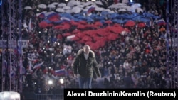 Vlagyimir Putyin orosz elnök részt vesz a Krím Oroszország általi annektálásának hetedik évfordulója alkalmából rendezett koncerten Moszkvában, a Luzsnyiki Stadionban, 2021. március 18-án