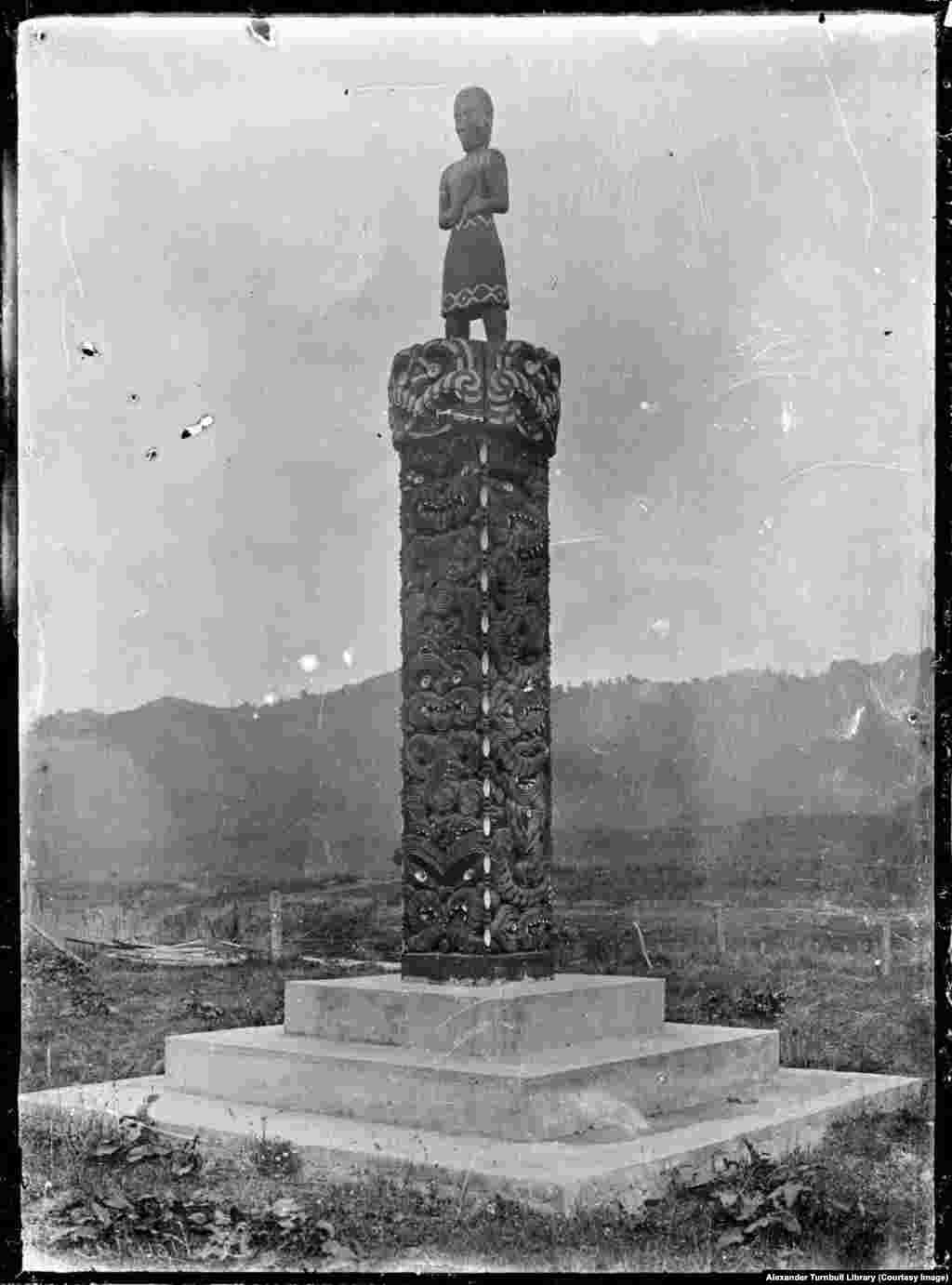 Monument Maori dedicat victimelor virusului în Noua Zeelandă. Din Noua Zeelandă, virusul s-a răspândit în Samoa, unde a ucis 22 de procente din populație în numai două luni. În Iran, se estimează că au murit aproape 2,4 milioane - adică mai mult de 20 % din populație. Și în Brazilia au murit vreo 300 000 de oameni, inclusiv președintele ales al țării. 