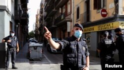 Disa policë spanjollë në një rrugë të Barcelonës. Fotografi nga arkivi. 