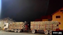 Camion cu remorcă care, în viziunea Gărzii Forestiere, reprezintă două transporturi