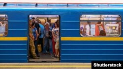 Посадкова платформа станції метро «Чернігівська» розміщена безпосередньо під шляхопроводом