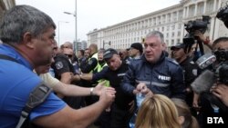 Протестиращите се опитаха да блокират кръстовището между сградите на Президентството, Министерския съвет и бившия Партиен дом, но бяха спрени от полицията