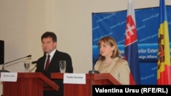 Natalia Gherman și Miroslav Lajčák la conferința de presă de la Chișinău