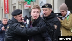 Журналист Роман Протасевич 2017-жылдын март айында нааразылык акциясын чагылдырып жүргөн кезде кармалган учур. 