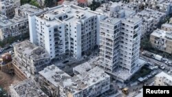 Snimak drona prikazuje štetu na stambenim kućama na mjestu udara nakon raketnog napada Irana na Izrael, u Bat Jamu, Izrael, 15. juna 2025.