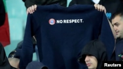 "No Respect" ("Без уважение). Надписът препраща към мотото Respect, с което УЕФА означава своята кампания срещу расизма.