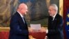 Președintele austriac, Alexander Van der Bellen (d), și cancelarul federal, Christian Stocker, la cancelaria prezidențială de la Viena, pe 3 martie 2025. 
