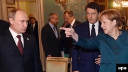 Президент России Владимир Путин и канцлер Германии Ангела Меркель перед началом переговоров в пятницу