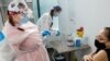 Durere locală la injectarea vaccinului Covid 19, dureri de cap,  febră și dureri de mușchi - pot fi câteva din reacțiile adverse pe care le pot avea cei care se vaccinează.
