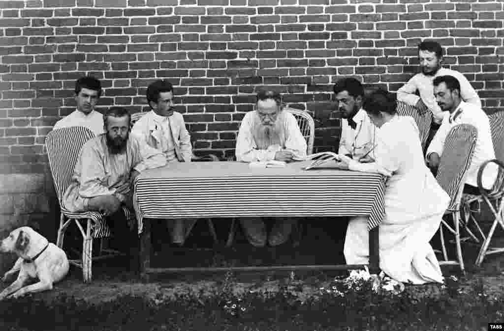 Tolstoy duke bërë një listë të fshatarëve që kanë nevojë për ushqime gjatë urisë ruse më 1981. Në të njëjtin vit, Tolstoy deklaroi se heqë dorë nga të drejtat e autorit për shkrimet e tij – që atëbotë vlenin shumë. 