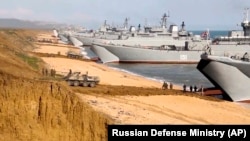 Militari ruși se îmbarcă după încheierea manevrelor din Crimeea, potrivit unor imagini făcute public de Ministerul Apărăii de la Moscova, vineri, 23 aprilie, 2021.
