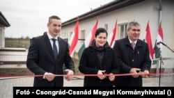 Putnik Lázár (b) 2020 márciusában egy nyolcvan férőhelyes munkásszállót adott át az általa vezetett Újszentivánon. Az ügyészség szerint a polgármester túlárazta a költségeket, hetvenmillió forintot utaltatott a saját cégének is. Az állami forintokból társasházakat is épített
