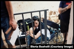 Regjisorja Blerta Basholli gjatë xhirimeve të filmit "Zgjoi".