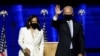 Kamala Harris demokrata alelnökjelölt és az amerikai média által az elnökválasztás győztesének tekintett Joe Biden üdvözli a támogatókat Wilmingtonban.