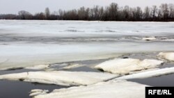 Крига у Дніпровській затоці біля житлового масиву Оболонь, Київ, 21 березня 2010 року