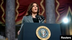 Vicepreședinta Kamala Harris, la comemorarea din Sala Statuilor a Congresului. Pe 6 ianuarie 2021, acest spațiu a fost invadat de protestatari violenți care încercau să răstoarne rezultatul alegerilor din noiembrie 2020.