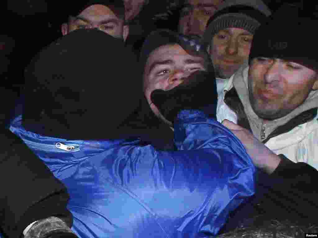 Активист на прокремљската младина напаѓа активист на опозицијата за време на протестот на 6 декември против резултатите на руските парламентарни избори.