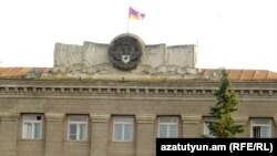 Լեռնային Ղարաբաղի դրոշը կառավարական գլխավոր շենքի վրա Ստեփանակերտում