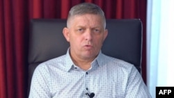 სლოვაკეთის პრემიერ-მინისტრ რობერტ ფიცოს ბრატისლავიდან 180 კილომეტრში მდებარე სოფელ ჰანდლოვაში ორი თვის წინ დაესხნენ თავს.