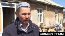 Нұр-Сұлтан тұрғыны, көп балалы әке Талғат Данияров үйінің ауласында тұр. 2 мамыр 2019 жыл.