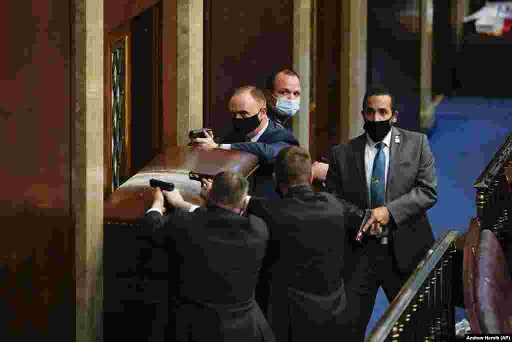 Poliția, cu arme în mâini, în timp ce protestatari încearcă să forțeze intrarea în sala de ședințe a Camerei Reprezentanților