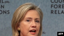 Birleşen Ştatlaryň Döwlet sekretary Hillary Klinton Daşarky gatnaşyklar baradaky geňeşde çykyş edýär, 8-nji sentýabr.