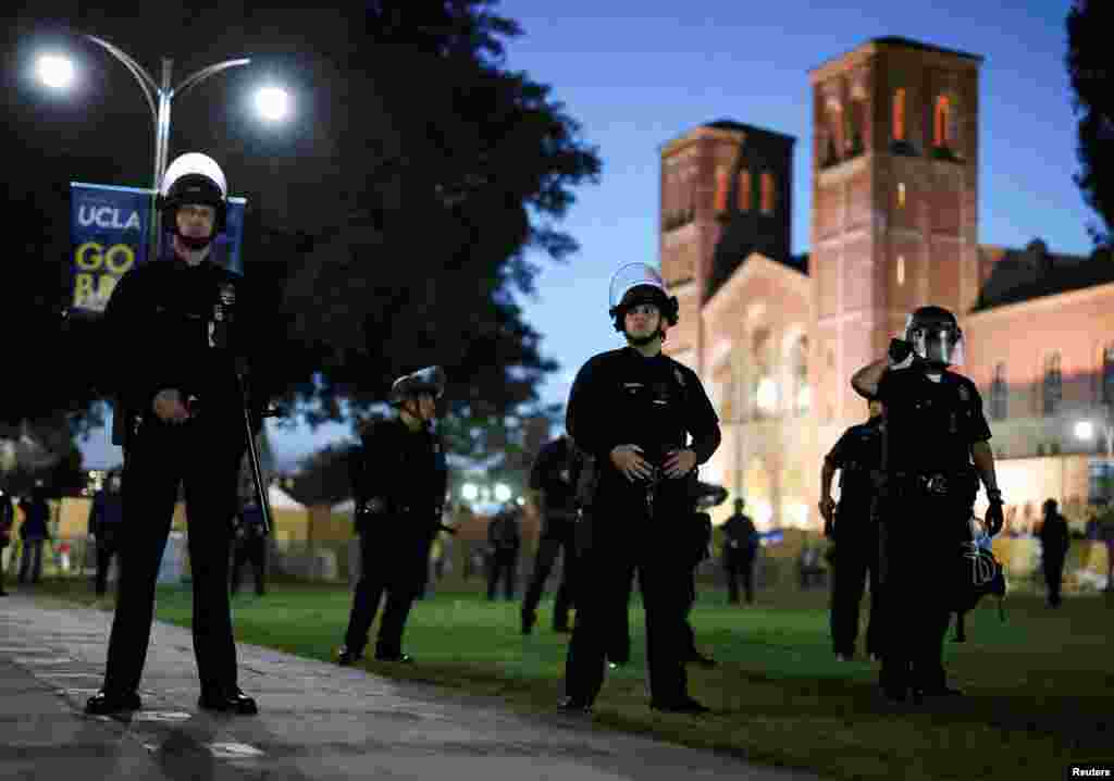 Intervenția poliției la UCLA a fost cerută de conducerea prestigioasei universități californiene, care a spus că dreptul la protest este „sacrosant”, dar situația din campus a devenit „inacceptabilă” și provoacă teamă mai ales în rândul studenților evrei. 