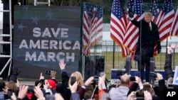 Ish-presidenti i SHBA-së, Donald Trump, duke folur para mbështetësve të tij më 6 janar. “Nëse nuk luftoni si ferr, nuk do të keni më shtet”, ka thënë Trump. Pak kohë më vonë, mbështetësit e tij kanë sulmuar Kongresin. 