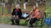 Două pensionare pe o bancă la Briceni 