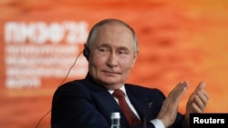 Președintele rus Vladimir Putin spune că rușii și ucrainenii sunt un singur popor – lucru respins în repetate rânduri de Volodimir Zelenski – și avertizează că Moscova ar putea ocupa și orașul Sumîi. 