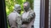 Співробітники СБУ під час обшуків у будинку Віктора Медведчука в Києві, 11 травня 2021 року