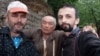 Далери Имомали (справа) с жителями приграничных сел