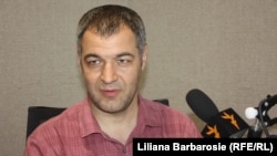 Octavian Țîcu în studioul Europei Libere